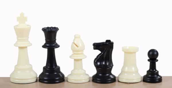 Plastic schaakstukken (verzwaard) zwart wit - 2 extra koninginnen