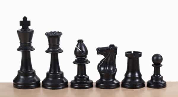 Plastic schaakstukken (verzwaard) zwart wit - 2 extra koninginnen zwarte stukken