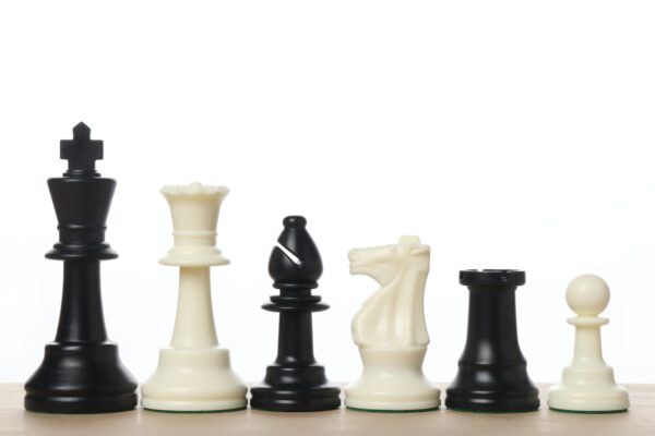 Plastic schaakstukken (verzwaard) zwart wit - 2 extra koninginnen