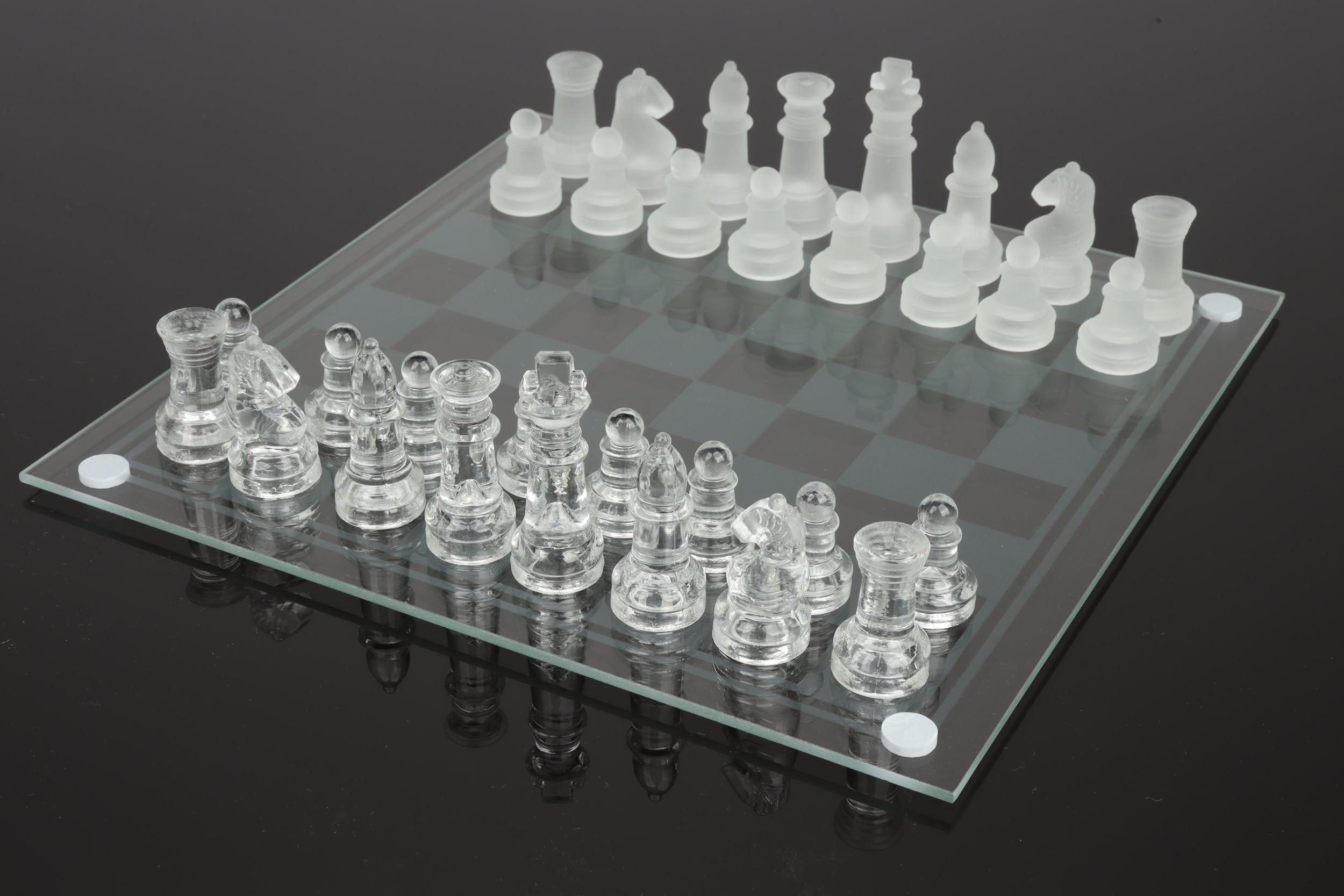 Schaakspel Met Stukken Op De Tafel Stock Foto - Afbeelding van nederlaag, cijfer: 70783672