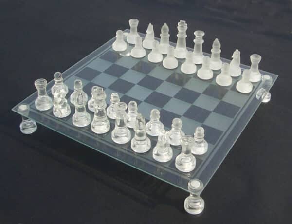Schaakspel van glas - stukken helder mat