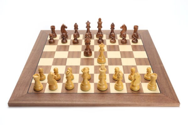 DGT schaakset walnoot bord + Timeless stukken