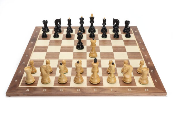 Schaakset Zagreb zwart wit met walnoot schaakbord