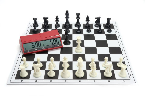 Club schaakset (8 x schaakbord zwart wit, schaakstukken, DGT 2500)