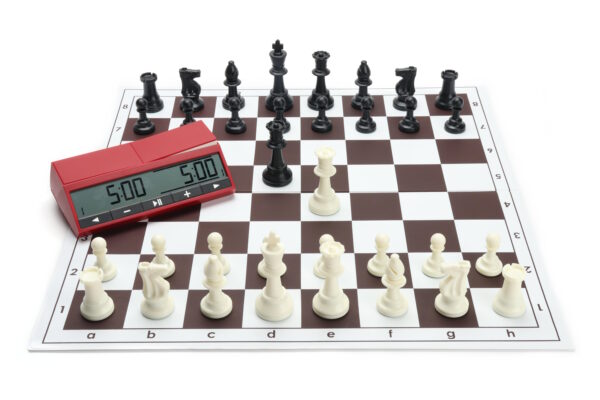 Club schaakset (schaakbord bruin wit, schaakstukken, DGT2500)
