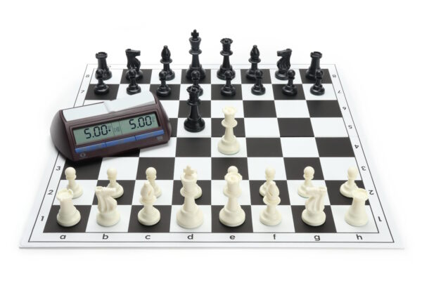 Club schaakset (schaakbord zwart wit, schaakstukken, DGT2010)